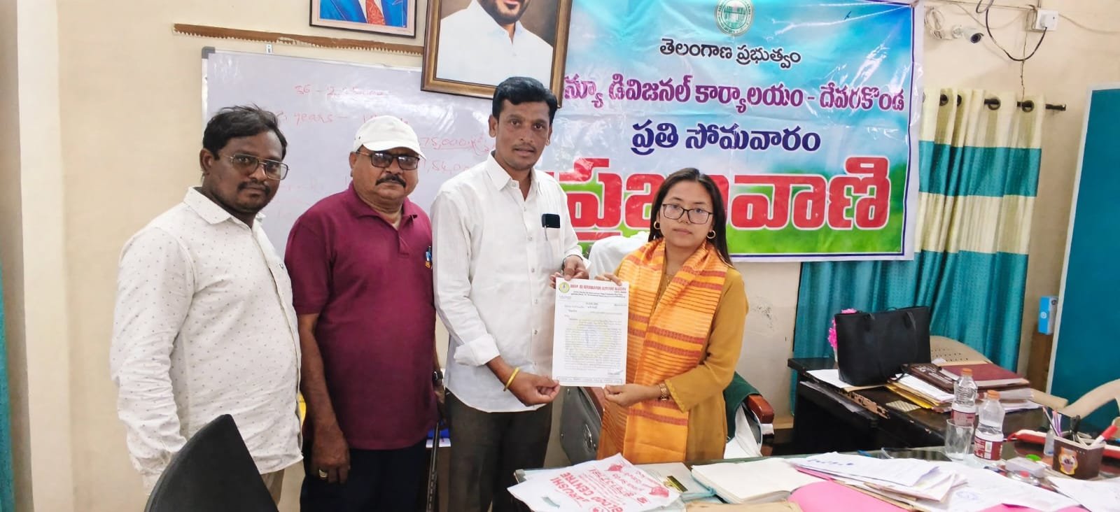 దేవరకొండ సబ్ కలెక్టర్‌కు సమాచార హక్కు చట్టంపై వినతిపత్రం అందజేత